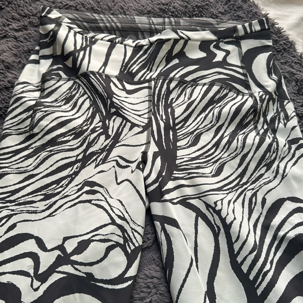 Lululen pants worn once in great condition